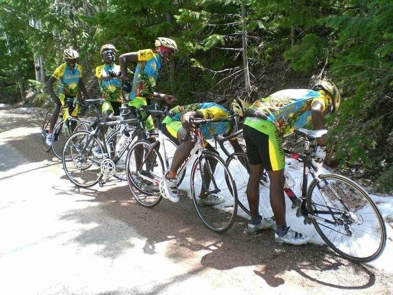 Команда велосипедистов из Руанды остановилась, чтобы впервые потрогать снег