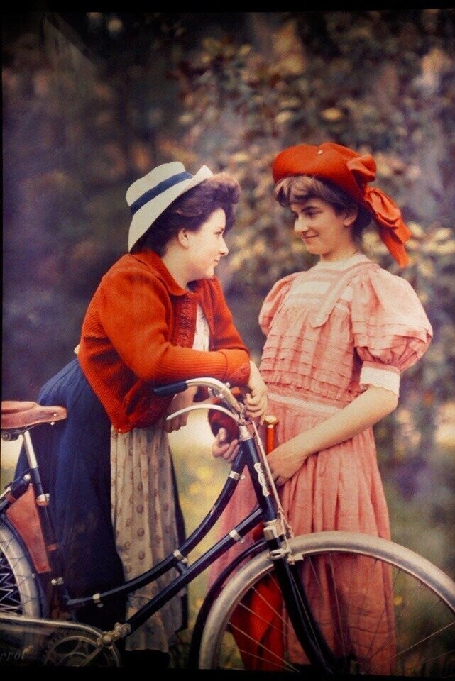 Сюзанна и Андре, дочери Луи и Огюста Люмьеров, 1909. Автохром 
