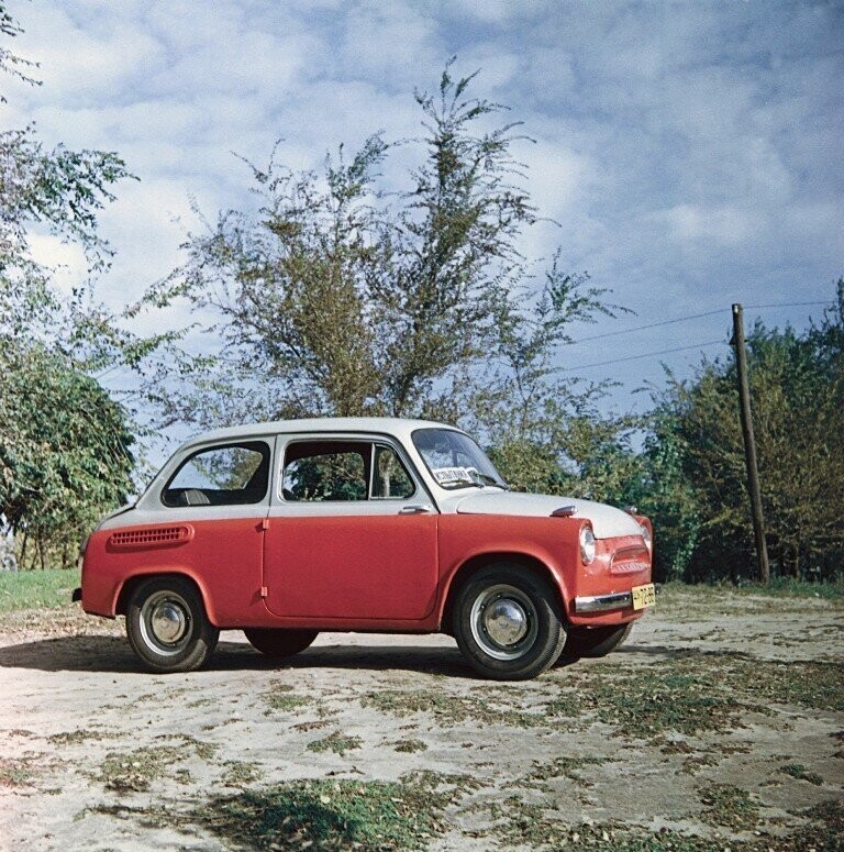 Первый отечественный микролитражный автомобиль ЗАЗ-965 "Запорожец" изготовлен на Запорожском автомобильном заводе в 1959 году. Цинкин, РИА Новости: 