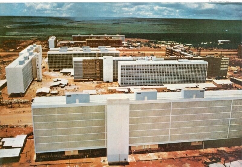 Самый главный строительный проект 1959-го — новая столица Бразилии (Бразилия), настоящая выставка модернистской архитектуры в чистом поле: