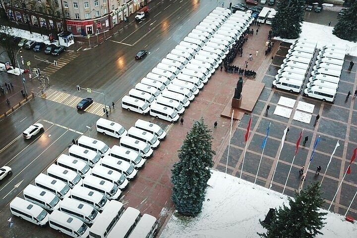 В Брянске вручили ключи от 142 автобусов и 20 автомобилей СМП для районов области