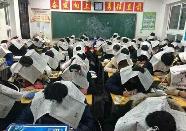 В Китае школьникам разрешают спать на уроках