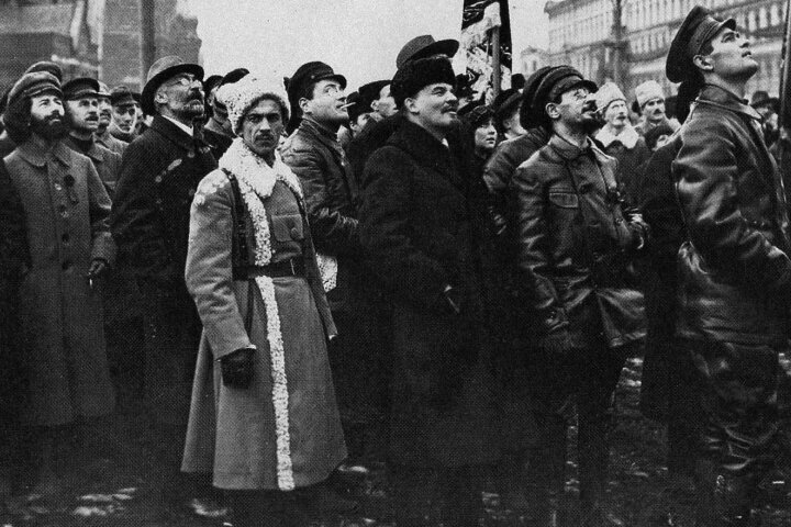 Рабочий тащит пулемет, стреляя на ходу