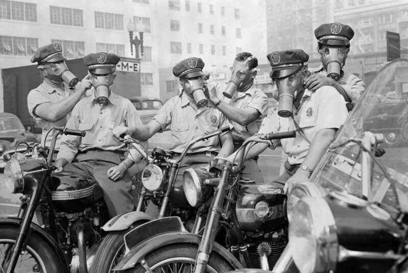 Мотоциклисты курьерской службы в противогазах для защиты от смога. США, Лос-Анджелес, 1955