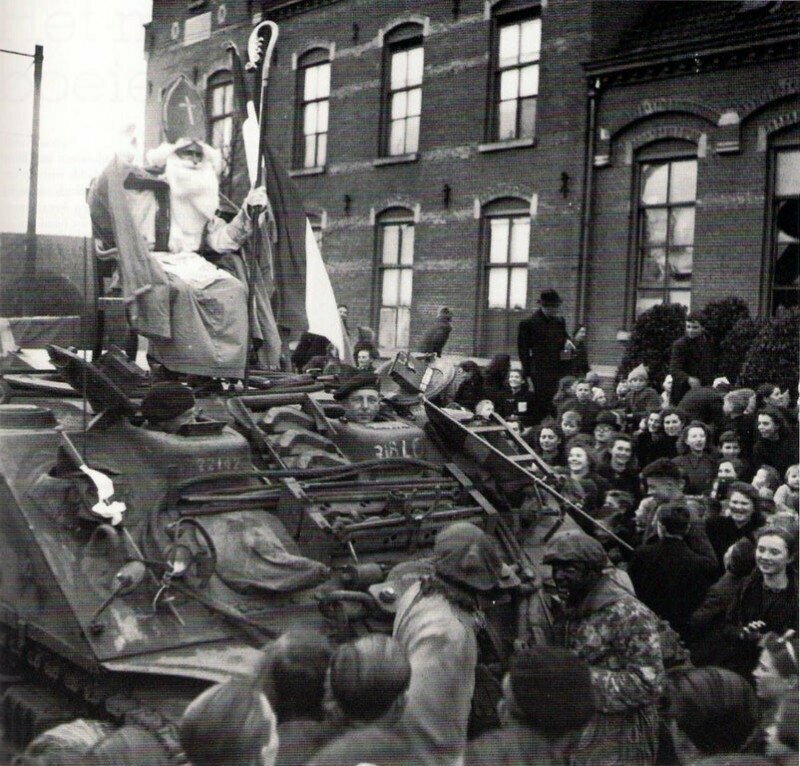 "Св. Николай" прибывает на "Шермане" в местечко Rucphen, Нидерланды, 6 декабря 1944 года.