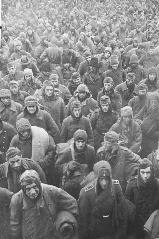 Немецкие, итальянские и румынские (в центре снимка в меховых шапках) военнопленные в Сталинграде. 1943 год.