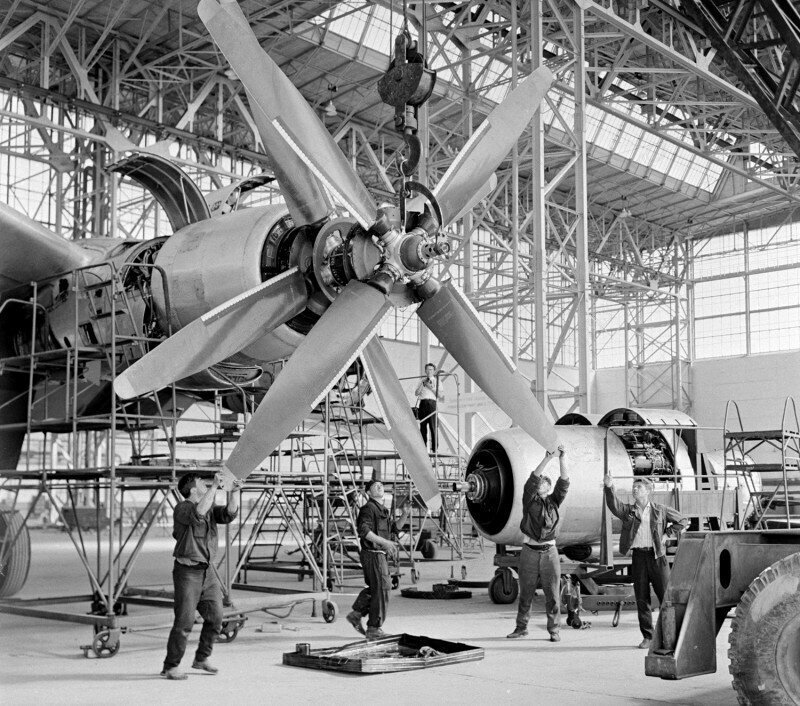 Осмотр пассажирского самолета «Ту-114» в летно-эксплуатационных ремонтных мастерских аэропорта «Домодедово» ТУ-114 в ремонтной мастерской, 1965 год