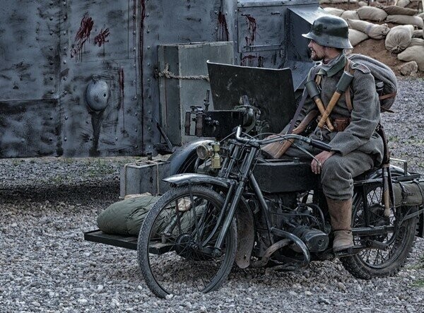 Участник реконструкции сражений Первой Мировой на мотоцикле