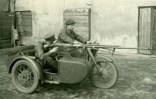 Мотоцикл М-72 с установленным на коляске противотанковым ружьем