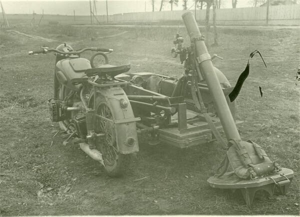 Мотоцикл М-72 с минометом 82-мм
