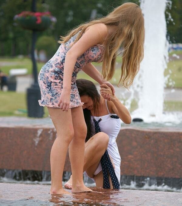 Девушки в городском фонтане