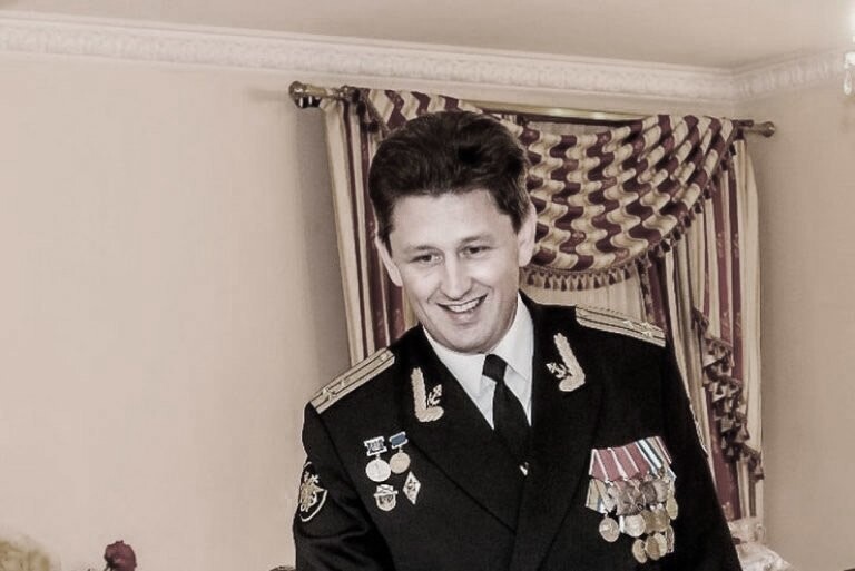 Капитан 1-го ранга Воскресенский Андрей Владимирович (кавалер 3-х орденов Мужества, награжден орденом «За военные заслуги», медалью «За заслуги перед Отечеством» II степени)