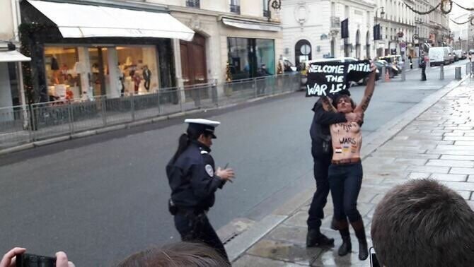 Как французы отработали активисток Femen: голых женщин положили на декабрьский асфальт