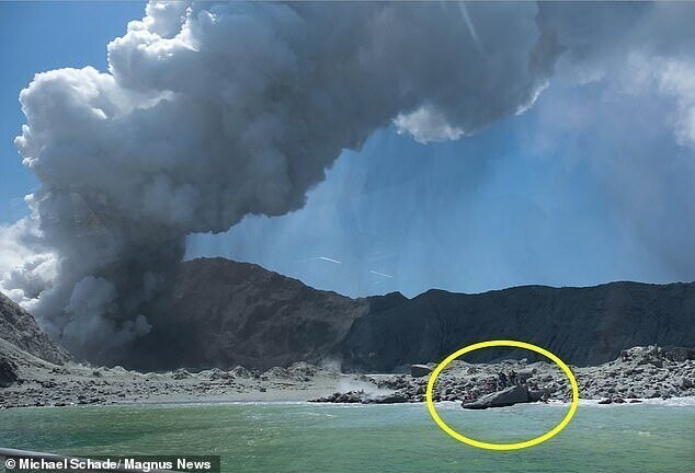 В Новой Зеландии вспыхнул вулкан: пара туристов спаслась в последнюю минуту