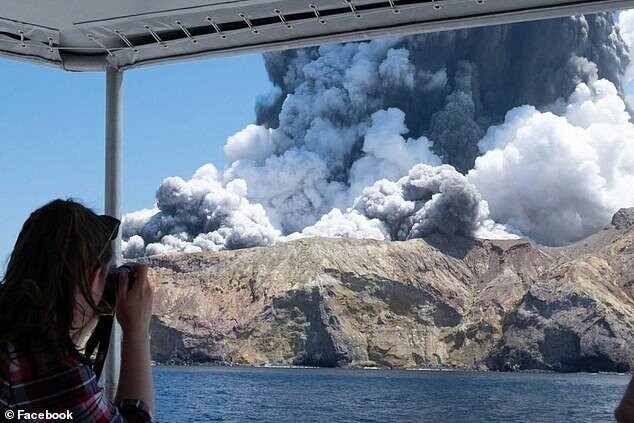 В Новой Зеландии вспыхнул вулкан: пара туристов спаслась в последнюю минуту