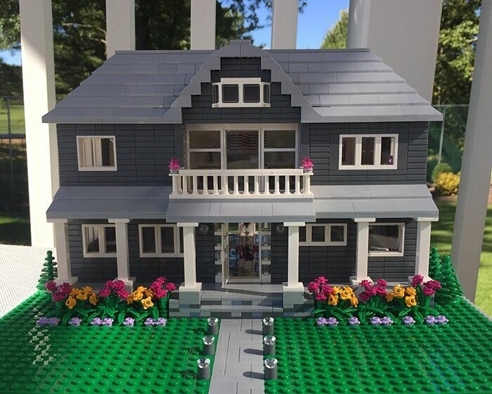 Дизайнер делает дома из LEGO на заказ