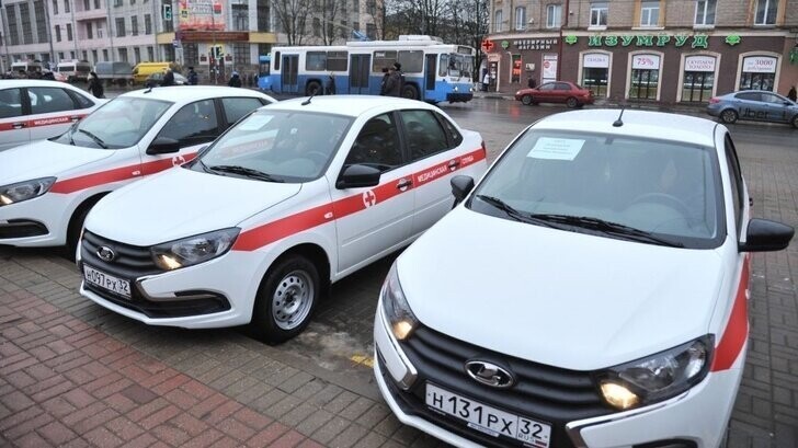 Брянские больницы получили автомобили и передвижные ФАПы