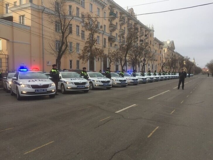 Астраханским полицейским передали ключи от новых автомобилей
