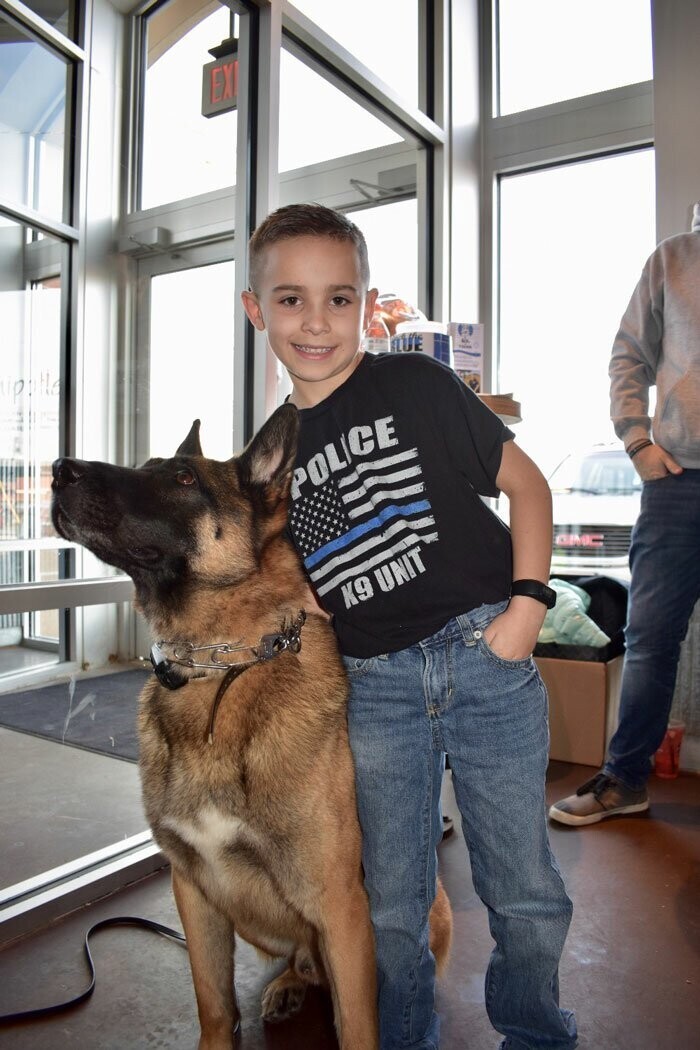 9-летний мальчик собирает деньги на бронежилеты для служебных собак