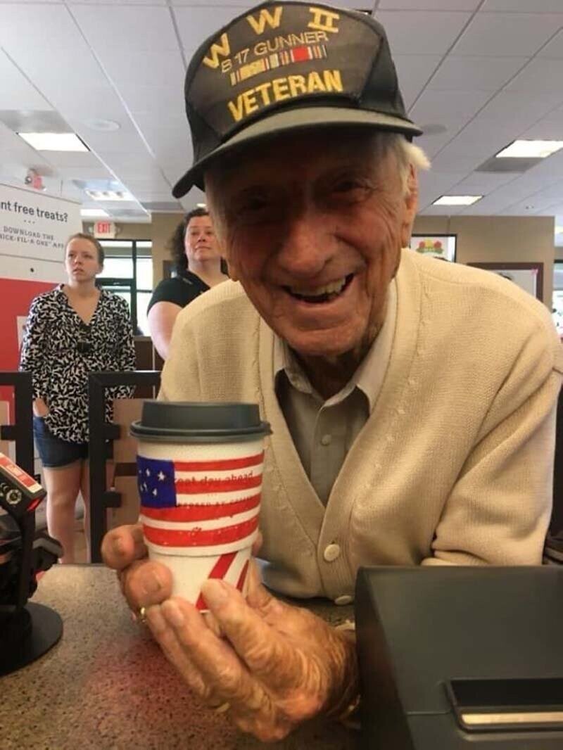 «Прекрасный поступок»: менеджер бросил работу, чтобы помочь 96-летнему ветерану Второй мировой войны