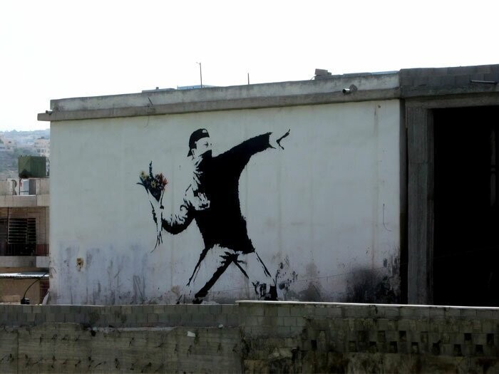 Антивоенное граффити под названием "Любовь витает в воздухе"