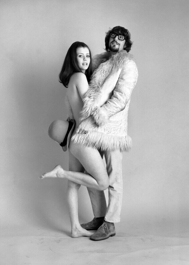 Декабрь 1969 года. Весьма успешный британский музыкант и продюсер Джонатан Кинг с 17-летней моделью. Фото для календаря на 1970 год, а календарь - для продвижения кавера Кинга на песню «Let It All Hang Out». 
