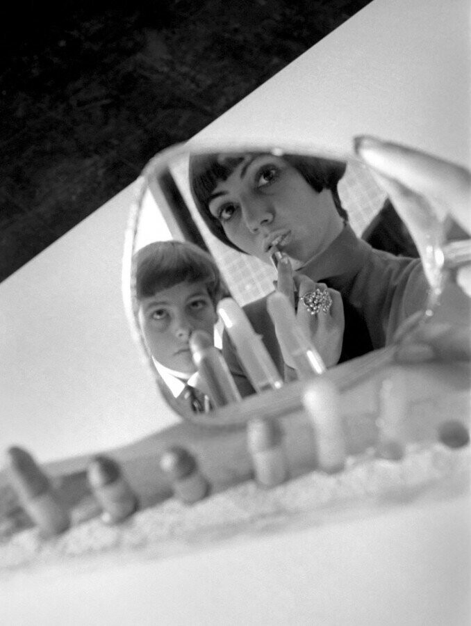 4 декабря 1969 года. Англия, средняя школа в городе Хартфорд. Модель тестирует губную помаду, которую мальчик сделал в школе рамках учебного процесса.