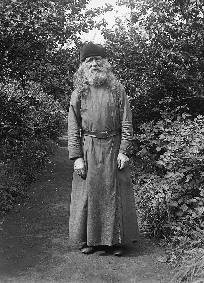 Отец Сергий, монах Валламского монастыря, на работах в монастырском саду, 1930-е