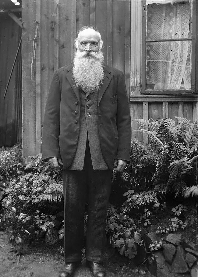 Кучер С.П.Линдстрем у своего дома в Евле, Швеция, 1930г.