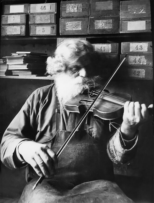Сапожник и скрипач-любитель Петрус Норлинг, Книвста, Швеция, 1938г.