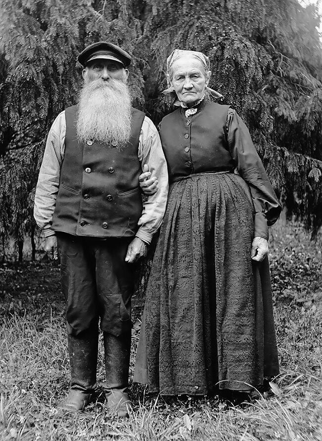 Садовник Фредерик Фрёдинг из Куммельнаса, Швеция, и его жена. 1932г.