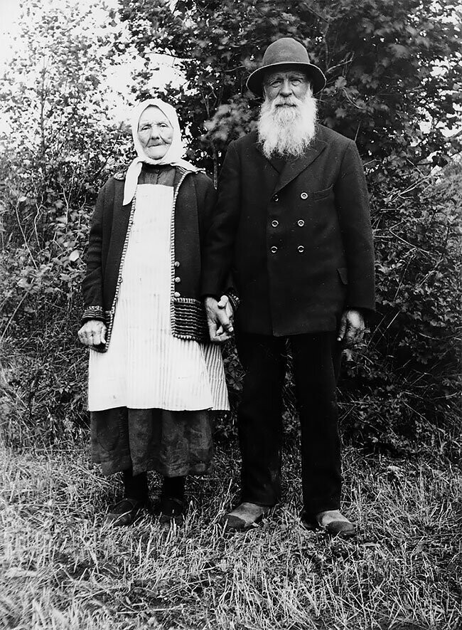 79-летний фермер Карл Андрес Самуэльсен из Стигаса, Швеция, и его жена, 1930-е г.г.
