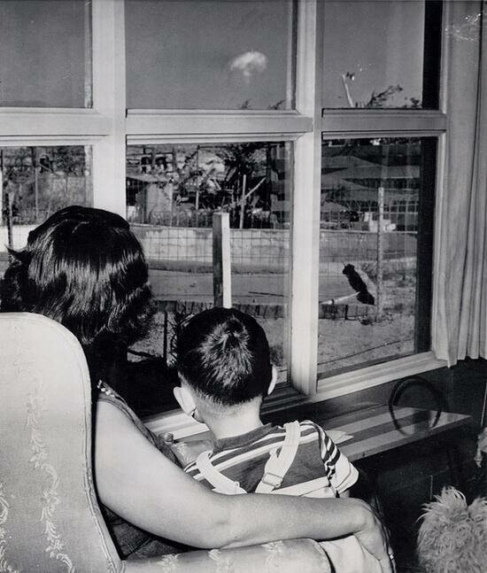Мама с сыном наблюдают за облаком гриба. Испытание атомной бомбы. Лас-Вегас. США. 1953 г.