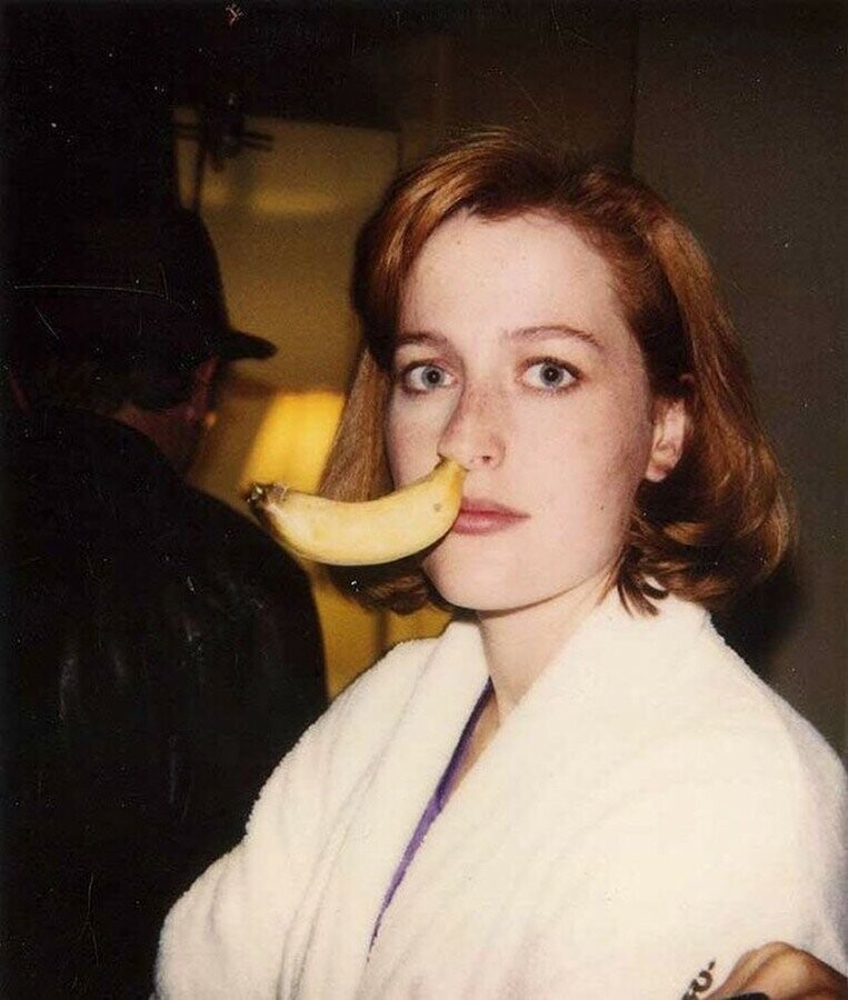 Джиллиан Андерсон с бананом 
