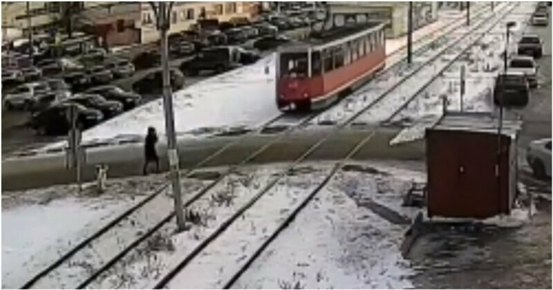 В Башкирии трамвай на большой скорости сбил невнимательного парня