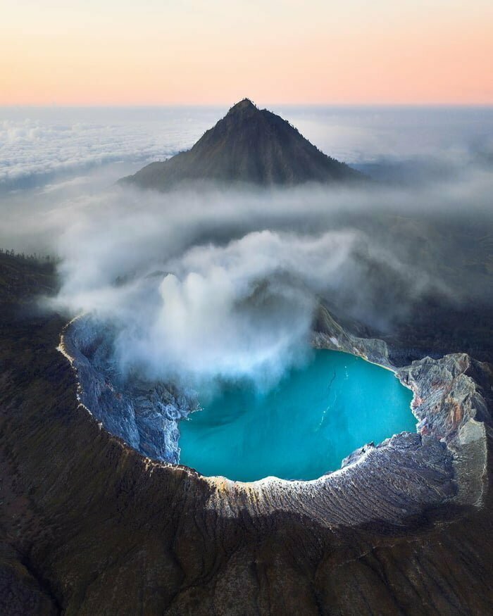 Вулкан Иджен в Восточной Яве, Индонезия