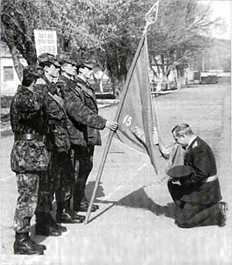 Полковник Квачков прощается с Боевым Знаменем 15-й отдельной бригады специального назначения. Узбекистан. 1994 год. 