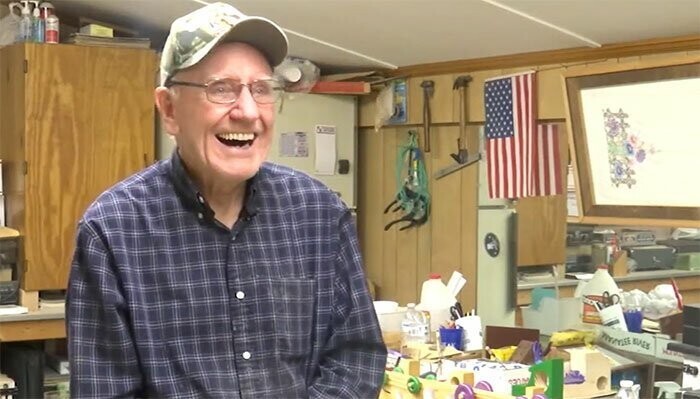 80-летний мужчина  на протяжении 50 лет делает рождественские подарки детям из нуждающихся семей