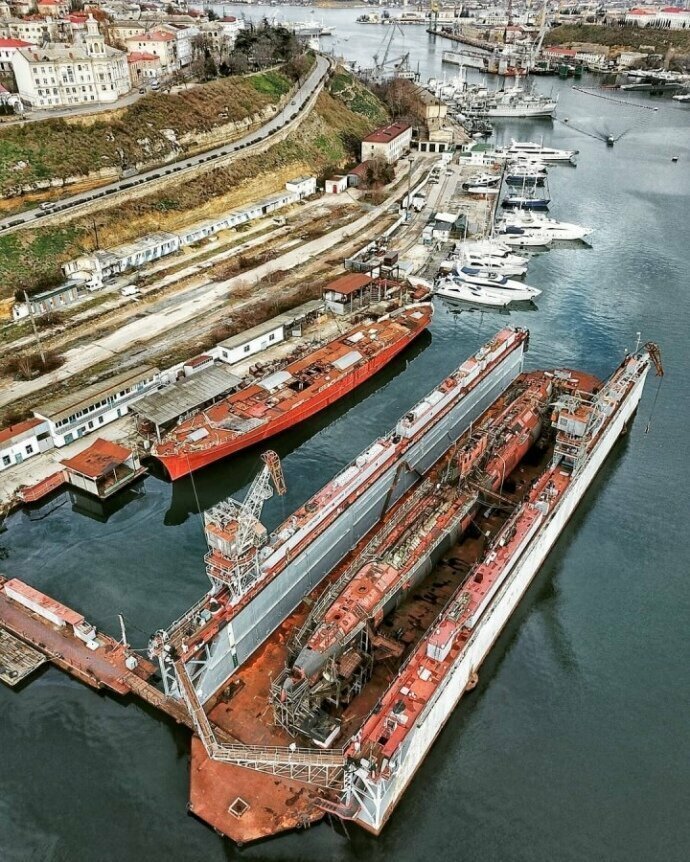 В Севастополе утонул плавучий док со списанной подводной лодкой