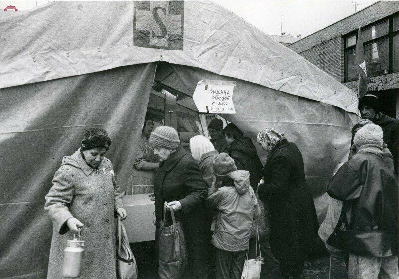 Очередь в палатку за немецкой похлёбкой и кашей. Санкт-Петербург, ноябрь 1991 года.
