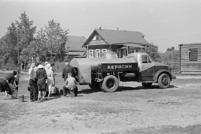 Торговля керосином на розлив, 1963 год, Московская область, Долгопрудный.