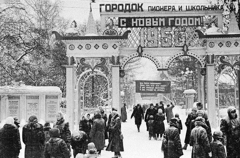 Новогодний парк Сокольники в Москве, 1955. Фото М. Озерского.