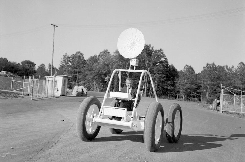 Вернер фон Браун на первом прототипе Lunar Rover. 1960-е годы