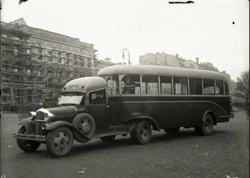 Ford-АА с автобусной прицепкой изготовленной на Ленинградском вагоноремонтном заводе (ВАРЗ) / Ленинград 1936 год. 