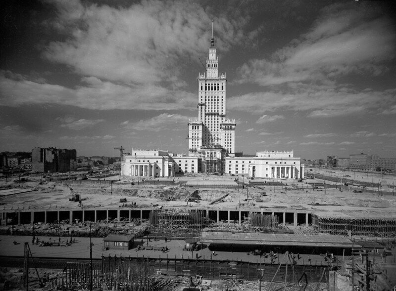Строительство "Сталинской высотки" в Варшаве. Польша, 1955