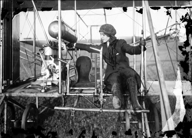 Четвёртая в США женщина-пилот Кэтрин Стинсон, готовит свой самолёт к полёту, 1913 год. 