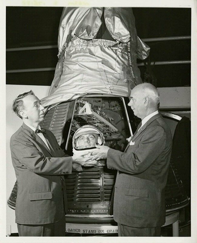 Директор Национального исторического музея восковых фигур, вручает модель головы космонавта Алана Шепарда Филиппу Хопкинсу, директору Национального музея авиации, Вашингтон, 15 сентября 1961 г.