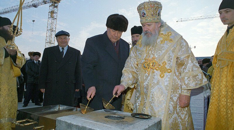 Ю.Лужков, В. Черномырдин и Патриарх Алексий II закладывают первый камень ХХС, Москва, 1995 г.