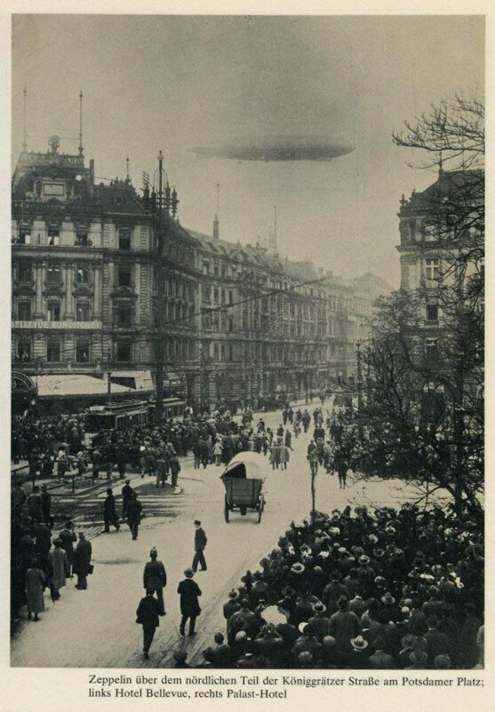 Толпа смотрит на Цеппелин над Берлином, 1910.