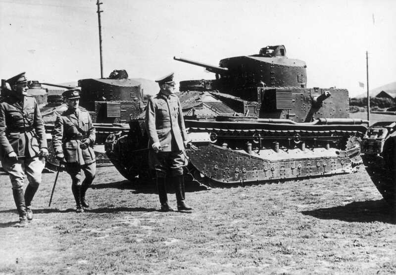 Нацистский военный министр Вернер фон Бломберг с английскими офицерами осматривает британские танки во время его дипломатического визита в Англию, 1937 г.